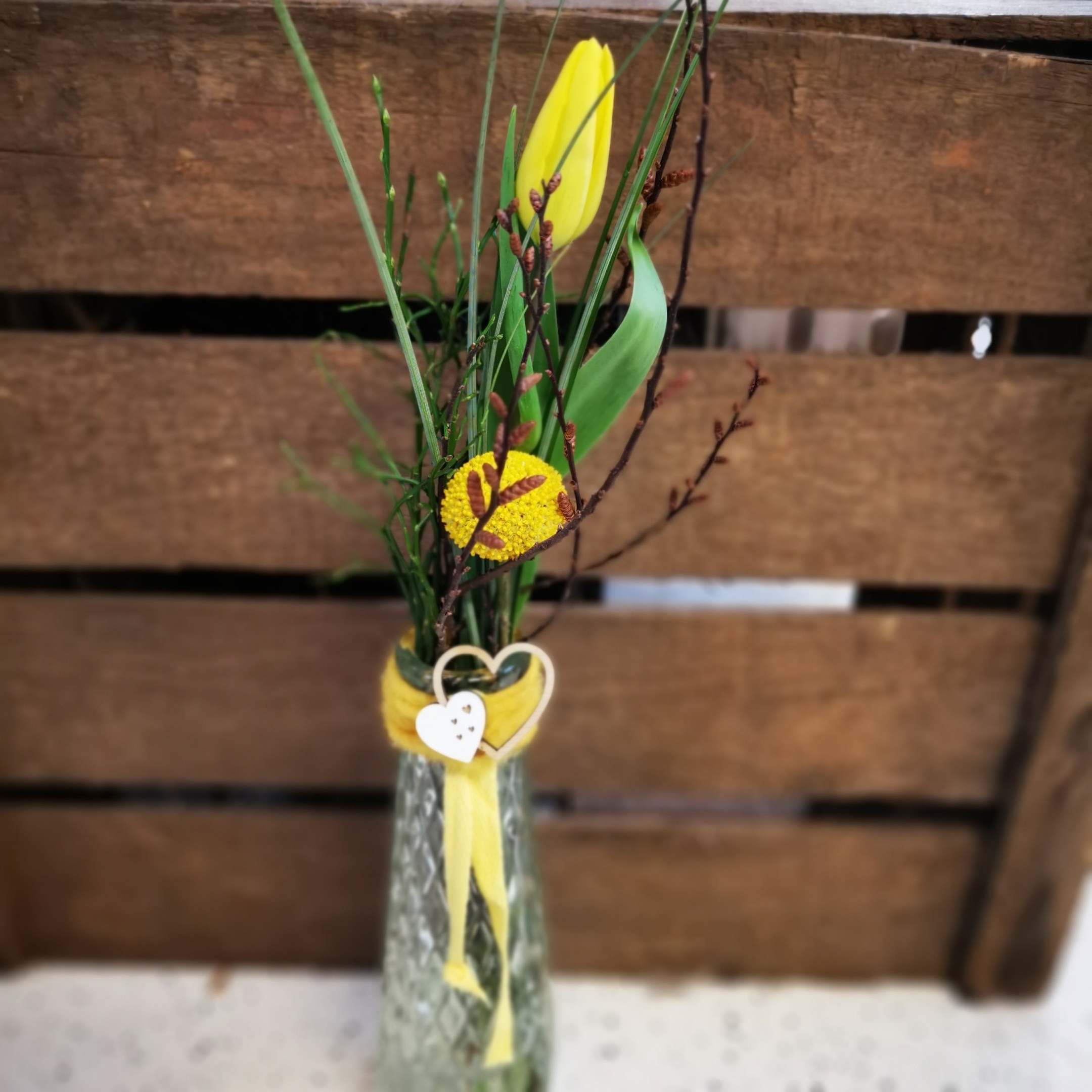Tulpen inkl. Beiwerk in einer Vase Bild 1