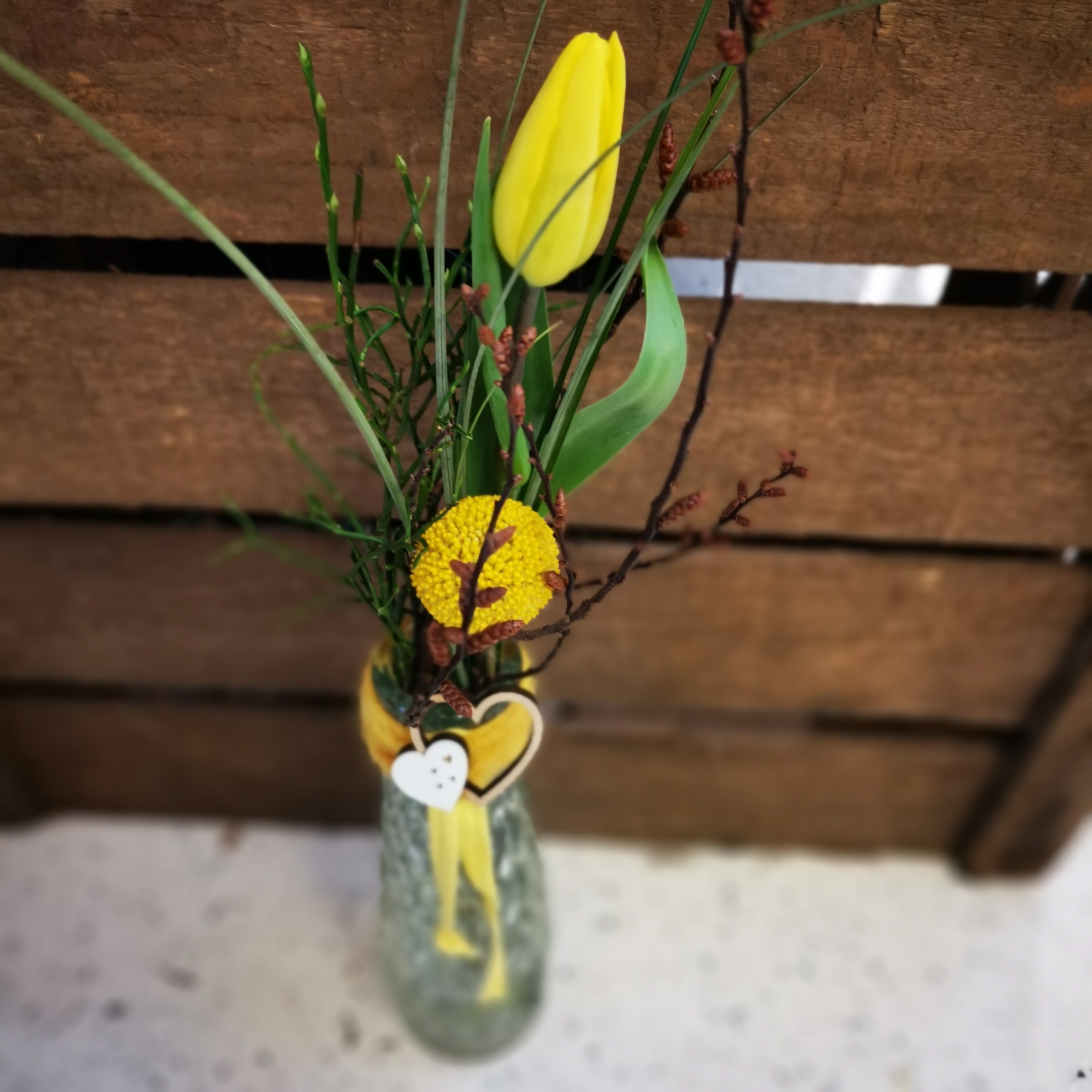 Tulpen inkl. Beiwerk in einer Vase Bild 2