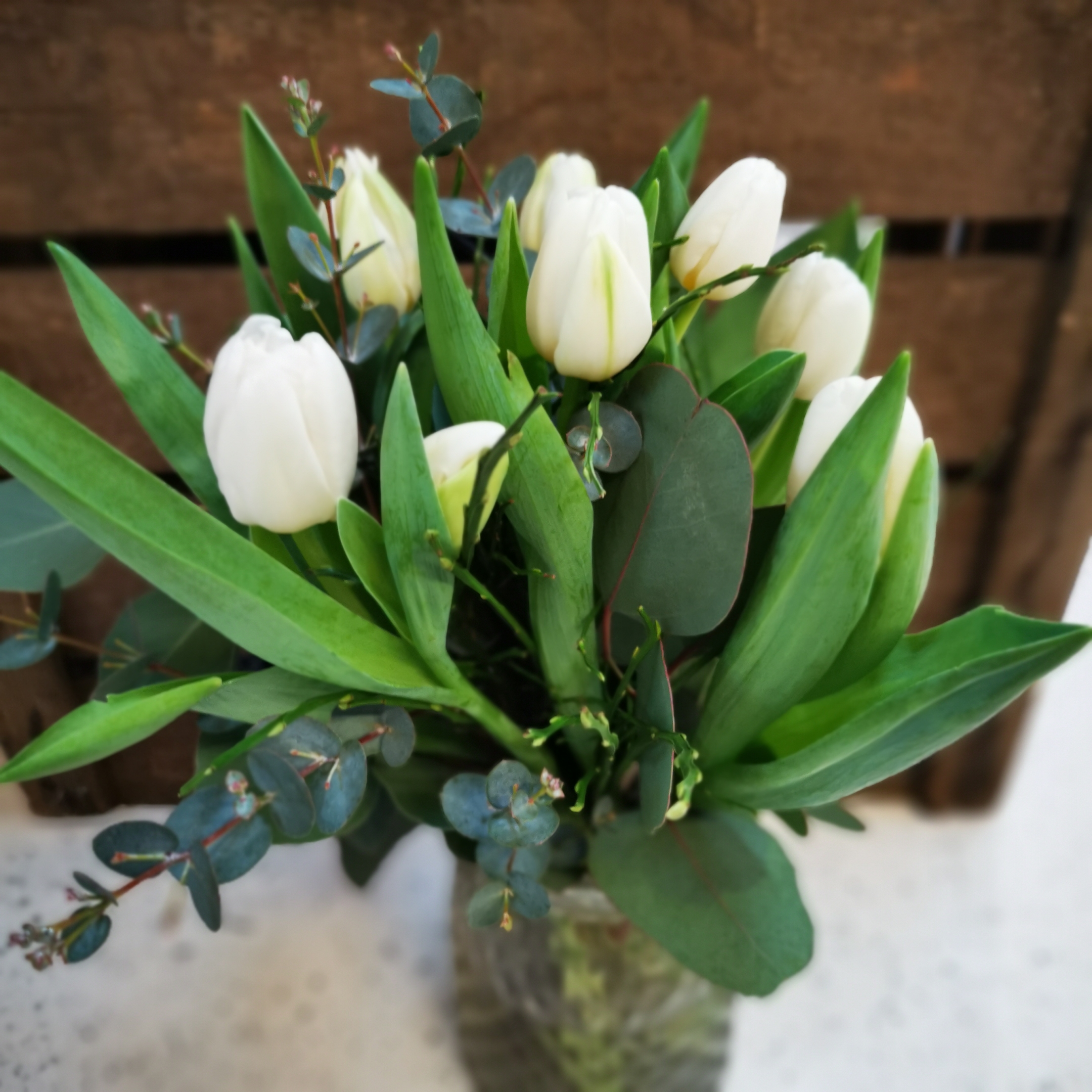 Tulpen Strauß mit 10 Tulpen in weiß inkl. passendes Beiwerk Bild 1