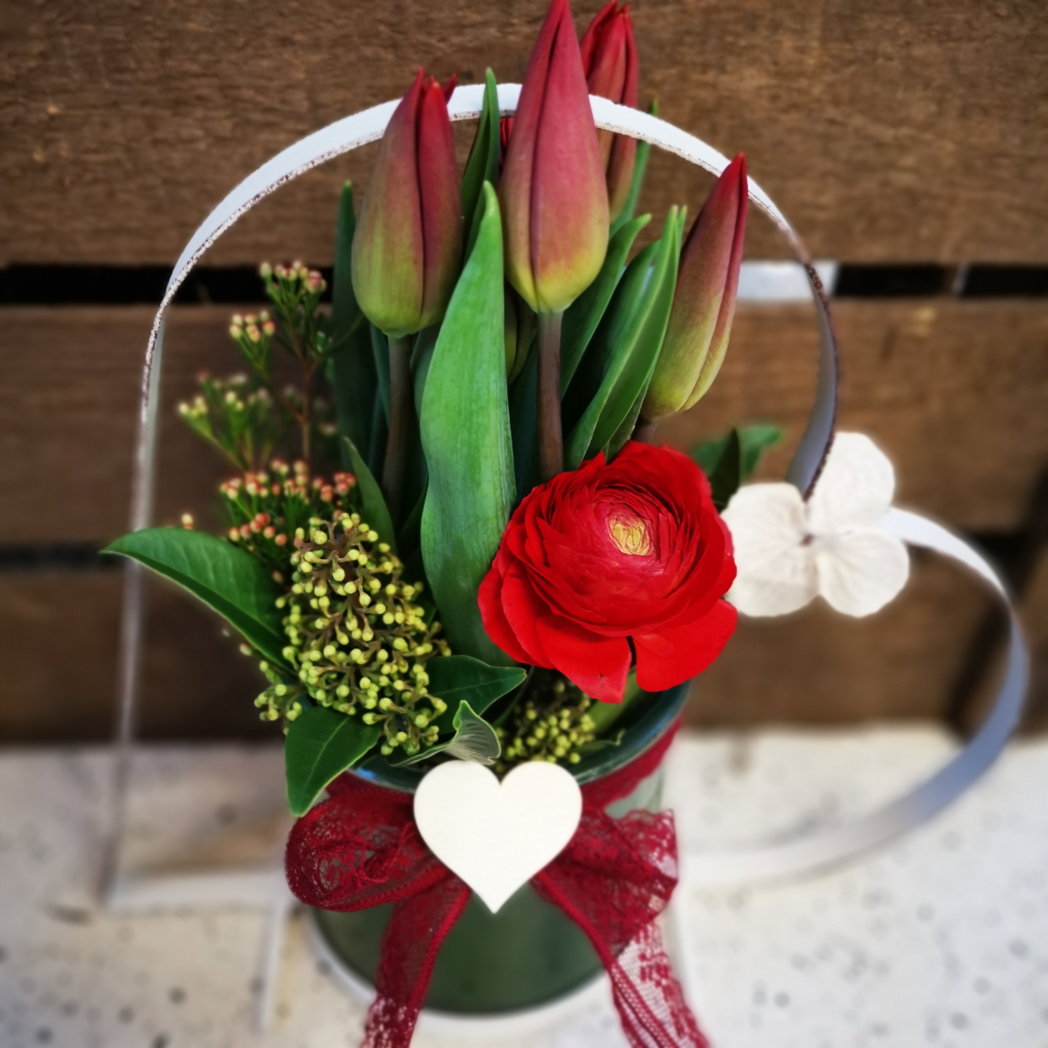 5 Rote Tulpen und 1 Ranunkel mit passendem Beiwerk im Glas ,auf weißen Herzrahmen Bild 2