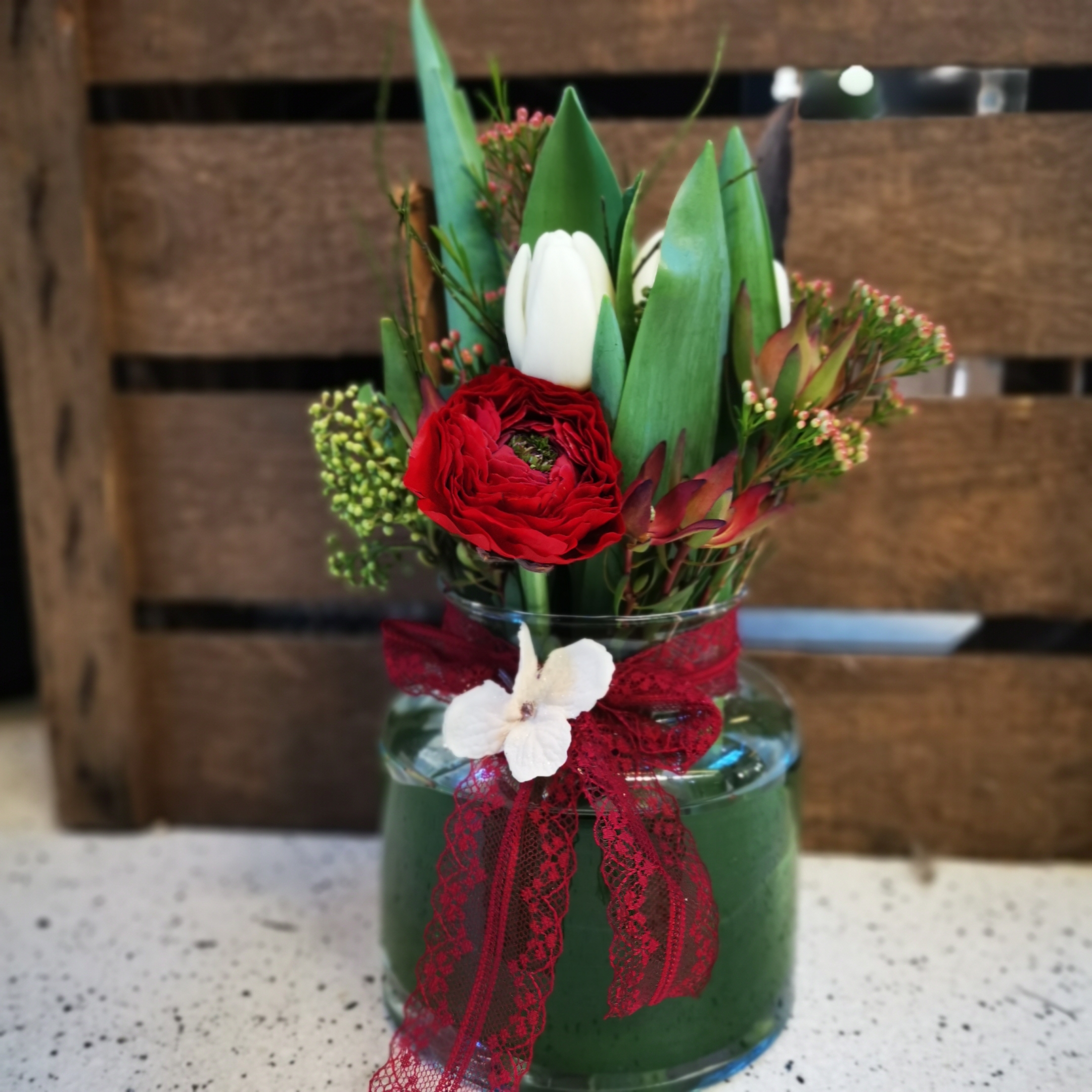 4 Tulpen und 1 Ranunkel und passendem Beiwerk im Glas Bild 2
